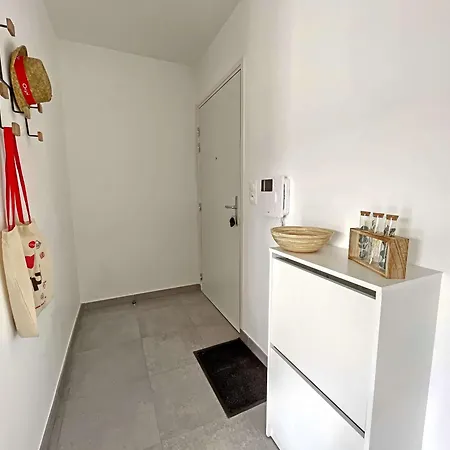 Apartment Moderne 30m² Avec Balcon Et Parking, Acces Direct Et Commerces, Entierement Equipe. - Fr-1-646-11